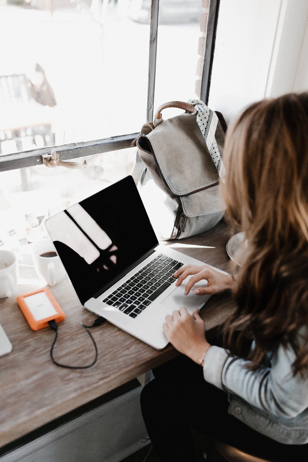 Consultant working on her laptop from a cafe.